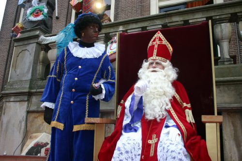 Sint und Piet bringen Geschenke in Holland