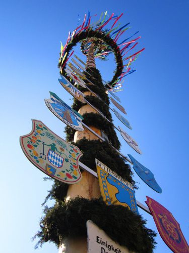 Traditioneller Maibaum