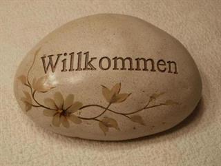 deko-stein-mit-dem-aufdruck-willkommen-und-blumenmuster-6016753-1.jpg