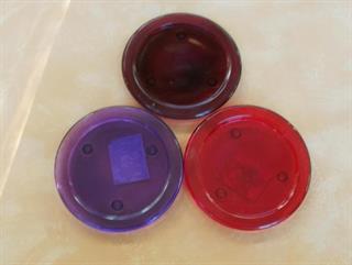 kerzenteller-aus-glas-in-rot-oder-dunkelrot-farbe-dunkelrot-2538782-1.jpg