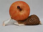 deko-igel-mit-einem-apfel-2437661-1.jpg