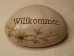 deko-stein-mit-dem-aufdruck-willkommen-und-blumenmuster-6016753-1.jpg