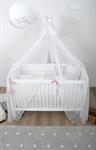 almila-baby-schaukelbett-mia-60x120-in-weiss-auf-rollen-5925182-1.jpg